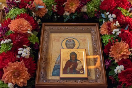 Икона и цветы в храме