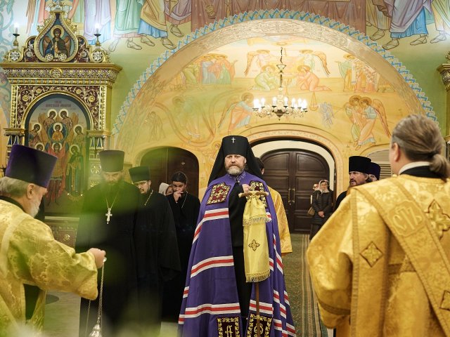 Архиерейское богослужение в престольный праздник — фото 11